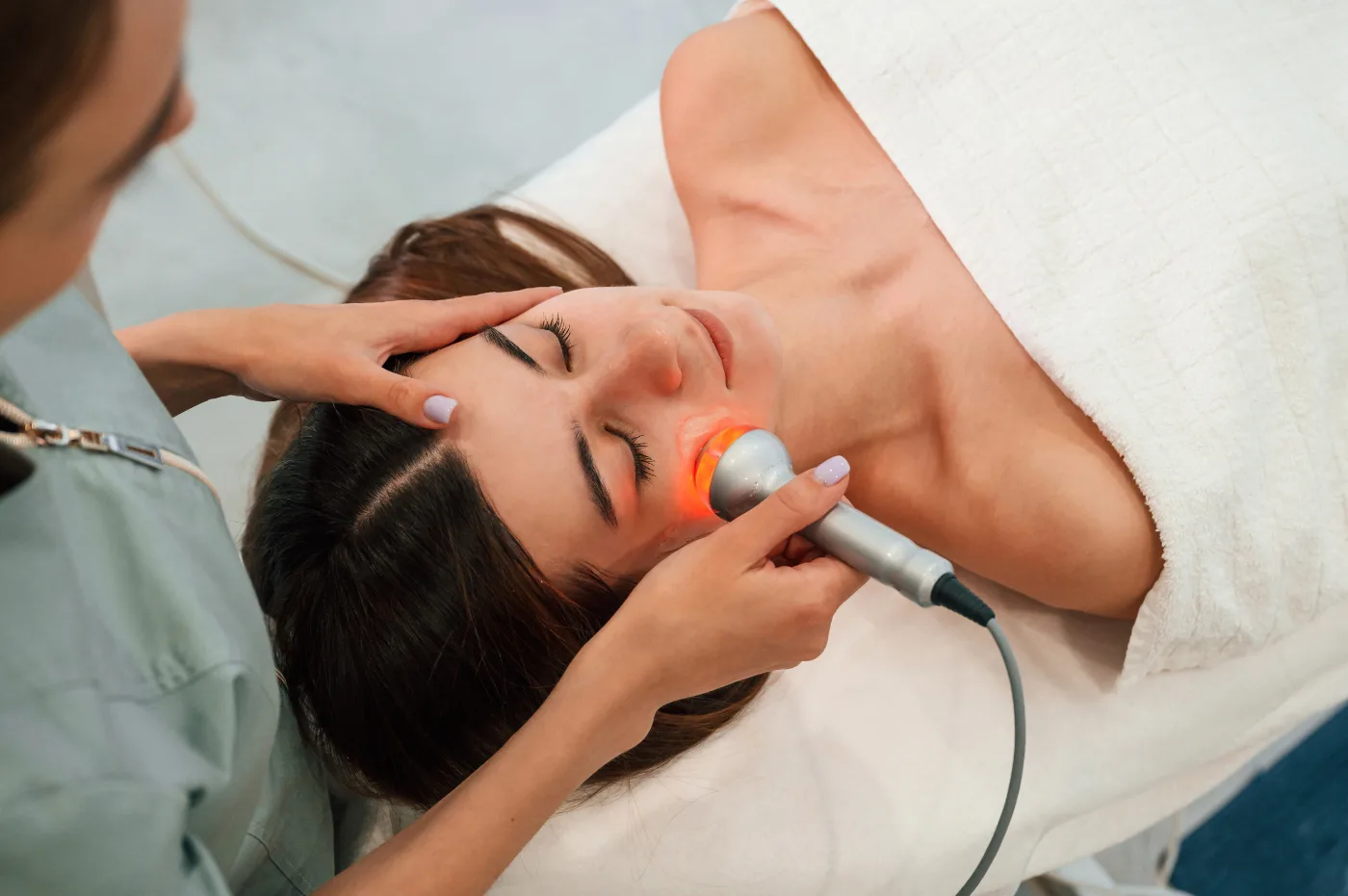 Sesión de radiofrecuencia facial en la clínica ÉLEVÉE